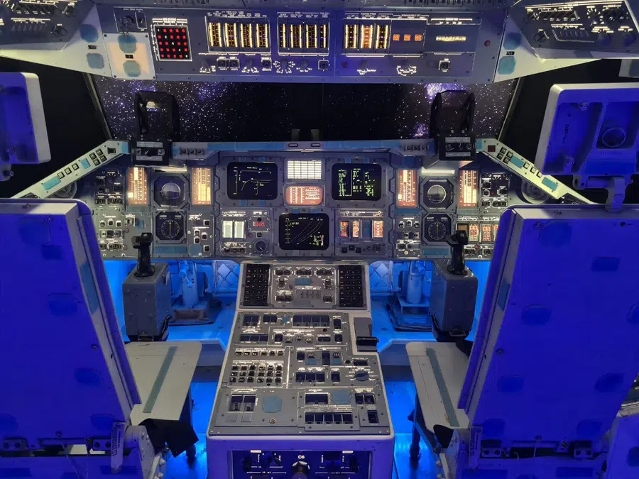 space shuttle pilots cabin instruments
